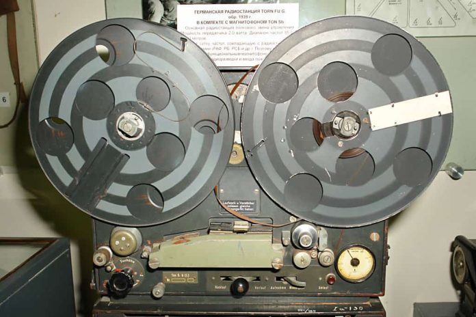Analoog Liefhebbers van analoog geluid kunnen binnenkort hun hart ophalen in Krefeld (bron afbeelding: https://commons.wikimedia.org/wiki/File:Ton_S.b,_tape_unit.jpg)