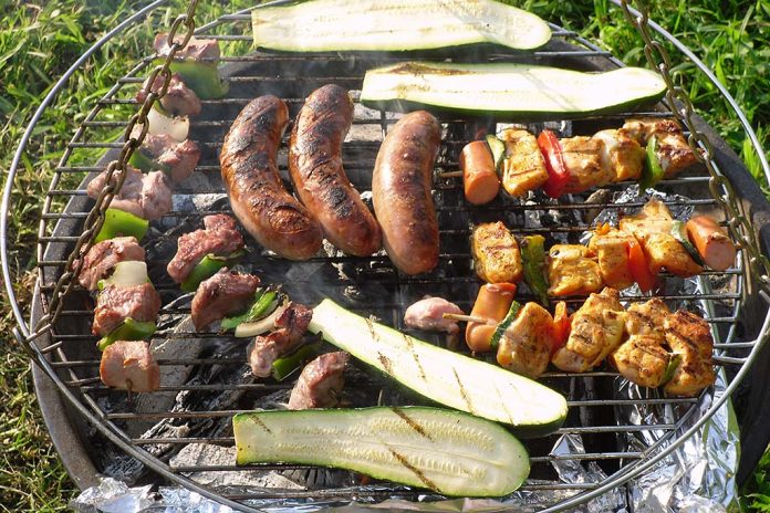 Barbecue RealFineaudio organiseert de Audiofair 2018 (bron afbeelding: https://commons.wikimedia.org/wiki/File:Barbecue_10.JPG)