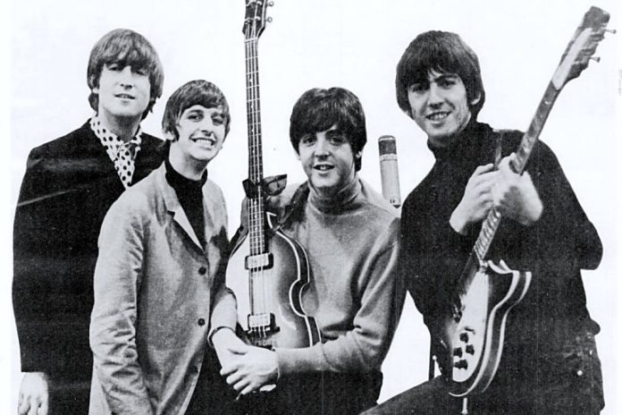 Beatles Sgt. Pepper's Lonely Hearts Club Band van de Beatles wordt 50 jaar en verschijnt in een compleet nieuwe versie (bron afbeelding: https://commons.wikimedia.org/wiki/File:Beatles_ad_1965_just_the_beatles_crop.jpg)