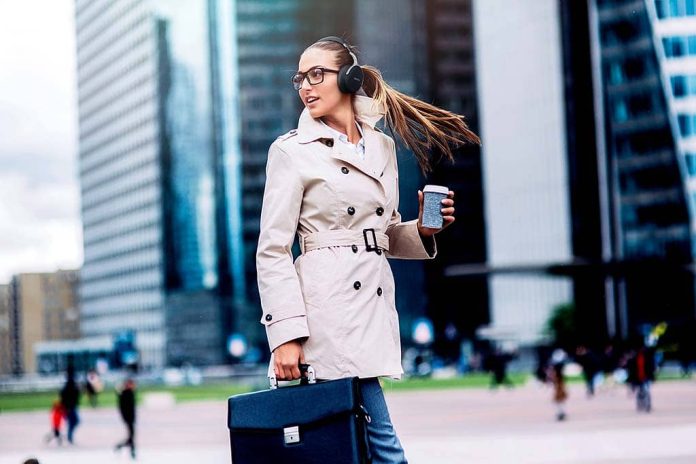 Businesswoman going to work De Denon AH-GC25W in actie