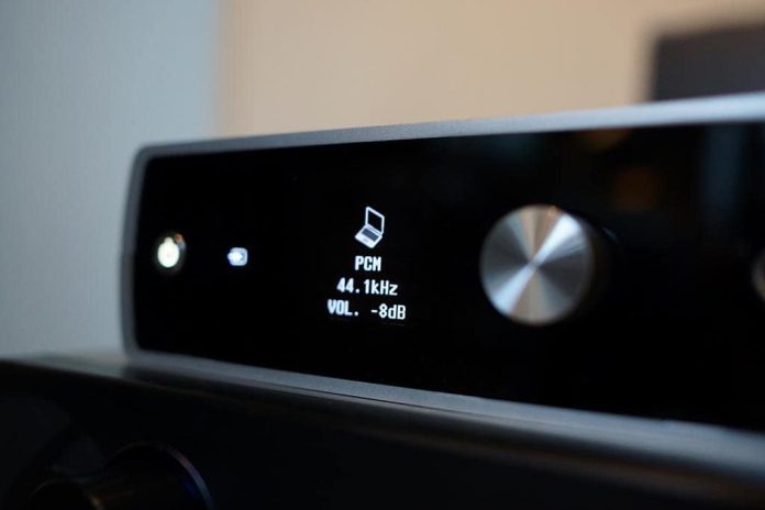 Denon DA-300USB voorzijde oled Denon DA-300USB