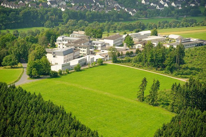 Fraunhofer Een van de Fraunhofer-instituten in het Duitse Schmallenberg (bron afbeelding: https://commons.wikimedia.org/wiki/File:Schmallenberg-Grafschaft_Fraunhofer-Institut_Sauerland-Ost_094.jpg)