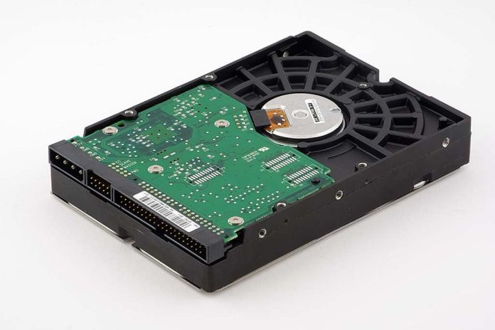 Harddisk Een goede back-up voorkomt tranen achteraf (bron afbeelding: https://commons.wikimedia.org/wiki/File:Western_Digital_WD800_Hard_Disk_B.jpg)