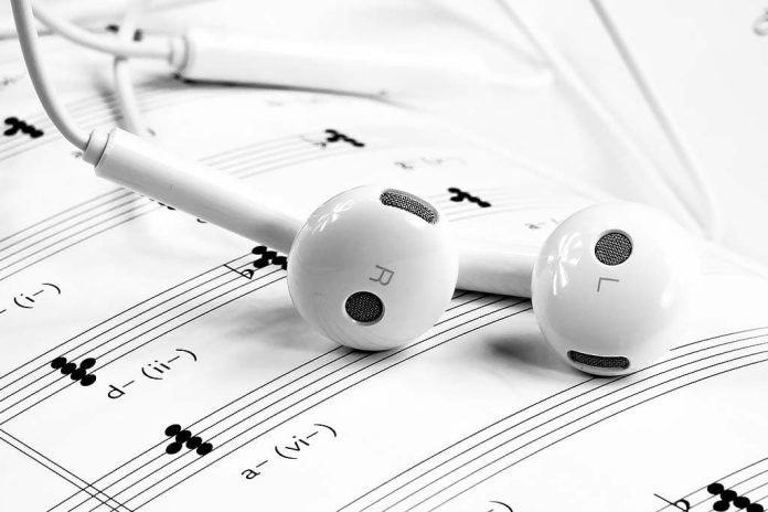 Muziek VPRO's Vrije Geluiden zorgt weer voor kijk- en luisterplezier (bron afbeelding: https://pixabay.com/nl/muziek-hoofdtelefoon-white-1874621/)