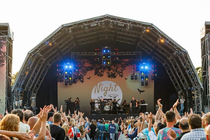Nightatthepark UB40 ft. Ali, Mickey & Astro op Night at the Park in 2015