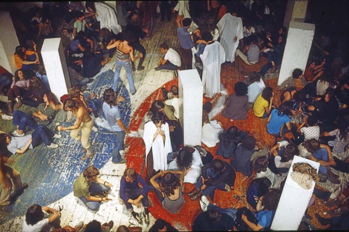 Paradiso De tentoonstelling 50 Jaar Paradiso in het Amsterdam Museum toont unieke tijdsbeelden, zoals te zien op deze foto uit 1971 van Adri Hazevoet met daarop de Hippiezaal in 1971