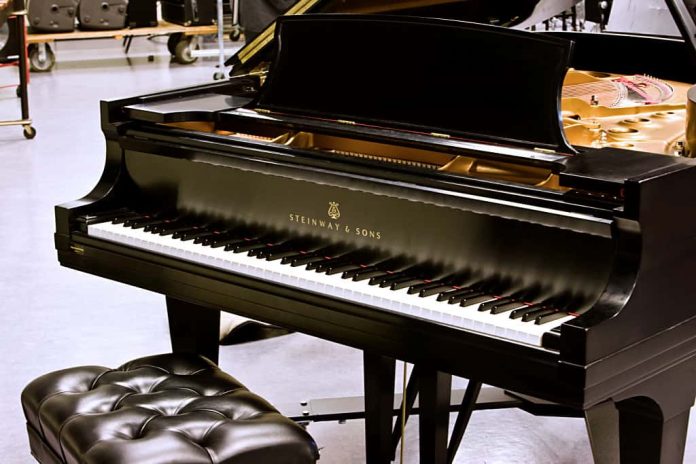 Piano Een piano kan ook héél anders klinken (bron afbeelding: https://commons.wikimedia.org/wiki/File:Steinway_%26_Sons_Grand_Piano.jpg)
