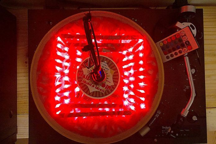 Plaat Weer eens wat anders: een plaat met ingebouwde LED-verlichting