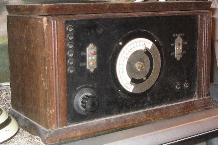 Radio In Engeland klinkt DAB als een radio van weleer (bron afbeelding: https://commons.wikimedia.org/wiki/File:Radio-old_hg.jpg)