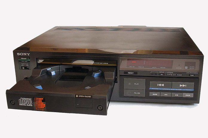 Sony De eerste op de markt verschenen cd-speler: de Sony CDP101a (bron afbeelding: https://nl.m.wikipedia.org/wiki/Bestand:CDP101a.jpg)