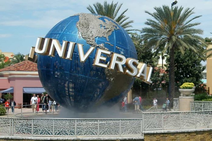 Universal MQA sleept Universal binnen (afbeelding: Smurfy at the English language Wikipedia)