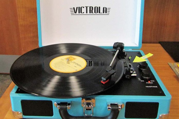 Vinyl Die aloude LP blijft vele harten beroeren (bron afbeelding: https://commons.wikimedia.org/wiki/File:Victrola_record_player_(41039492255).jpg)