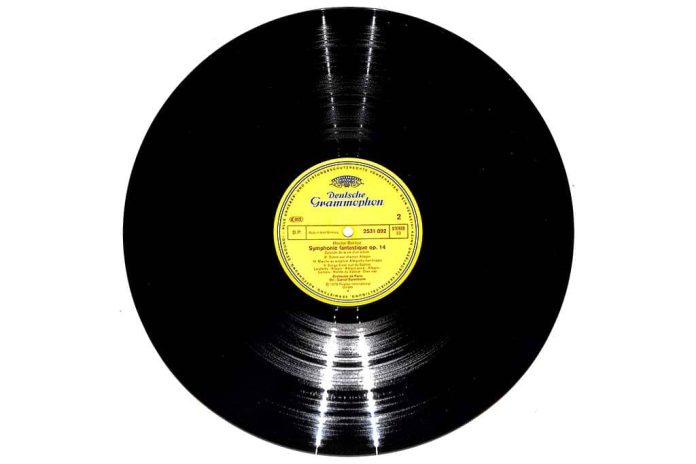 Vinyl De LP bestaat deze maand 70 jaar (bron afbeelding: https://pl.m.wikipedia.org/wiki/Plik:Vinyl_LP.jpg)