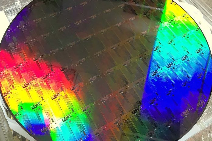 Wafer Een zogeheten 'wafer' bomvol chips (bron afbeelding: https://commons.wikimedia.org/wiki/File:Silicon_Photonics_300mm_wafer.JPG)