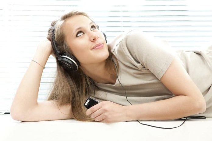 istock_000012929992large Mooie vrouw luistert naar muziek