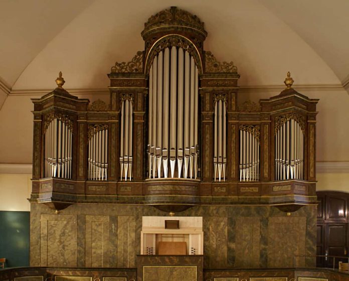 orgel Luister eens naar een high-end kerkorgel