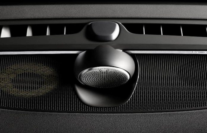 s90 De Tweeter-On_top-configuratie máákt het Bowser & Wilkins audiosysteem voor de S90